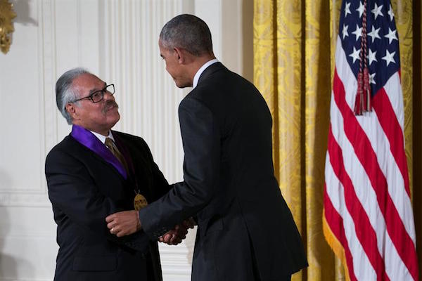 El presidente de EE.UU., Barack Obama (d), otorga la Medalla Nacional de las Artes al dramaturgo Luis Valdez (i) durante una ceremonia celebrada en la Casa Blanca, Washington.