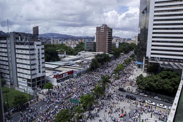 ista panor&aacute;mica de un grupo de personas que participan hoy, jueves 1 de septiembre de 2016, en una manifestaci&oacute;n denominada "Toma de Caracas", una marcha convocada hace semanas por la alianza de partidos Mesa de la Unidad Democr&aacute;tica (MUD) para presionar al Poder Electoral por la agenda del referendo, que impulsa la oposici&oacute;n, para revocar al presidente venezolano Nicol&aacute;s Maduro en la ciudad de Caracas.