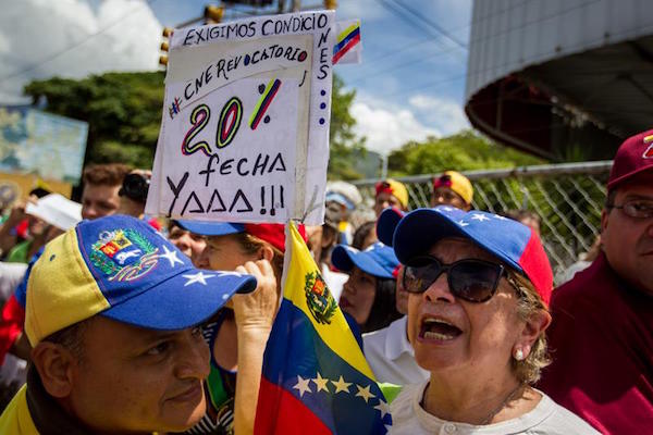  Cientos de personas participan en una manifestaci&oacute;n para exigir el referendo para revocar al presidente venezolano Nicol&aacute;s Maduro.