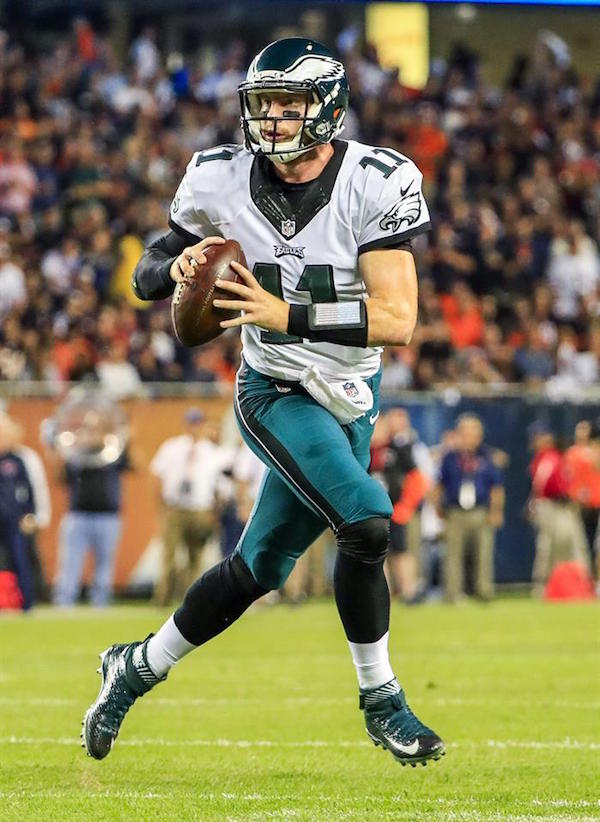 Carson Wentz de Eagles en acci&oacute;n ante Bears hoy, 19 de septiembre de 2019, durante un juego de la NFL 