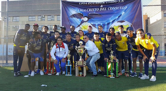 La Selecci&oacute;n Sub-20 del Ecuador posando con los trofeos que le entregar&iacute;an al Campe&oacute;n y Sub-Campe&oacute;n de la Liga Ecuador Unidos - Cristo del Consuelo, en Brooklyn. Final cumplida el pasado s&aacute;bado. (Foto Cortes&iacute;a: Lisbeth Aldas)