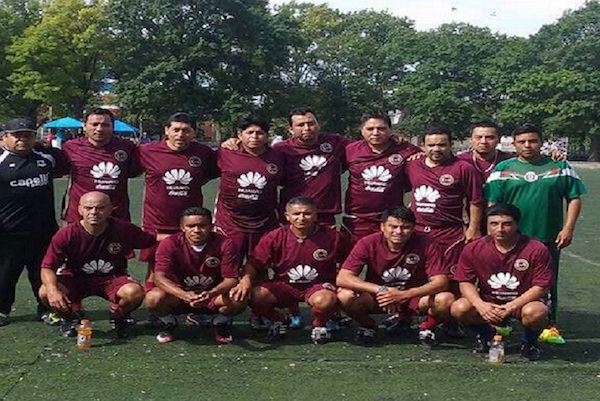 El Torpedos dirigido por "El Chango" Alberto Ambrosio, asistido por "El Negro" Martin Castelar y compa&ntilde;&iacute;a, chocar&aacute;n este s&aacute;bado disputando la gran final categor&iacute;a Veteranos de la Liga de F&uacute;tbol Guatemala. (Foto Cortes&iacute;a)
