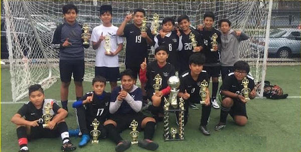Los jovencitos integrantes del Am&eacute;rica mostrando sus respectivos trofeos individuales y posaron con la Copa de Campeones en la categor&iacute;a U-14. Torneo organizado por la Brooklyn Juniors Soccer Club. (Foto Cortes&iacute;a: BJSC)