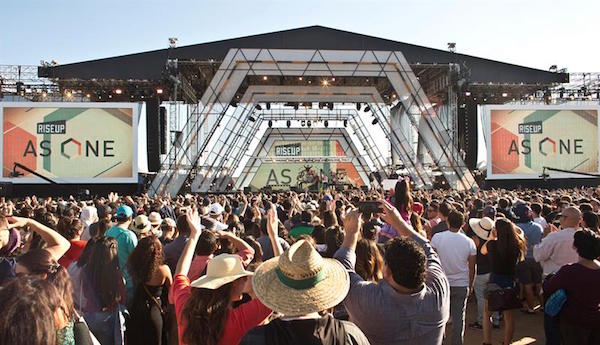Asistentes al concierto "Rise Up As One" hoy, s&aacute;bado 15 de octubre de 2016, celebrado en la frontera entre M&eacute;xico y Estados Unidos, para reivindicar la diversidad, uni&oacute;n, y respeto a las diferencias. 