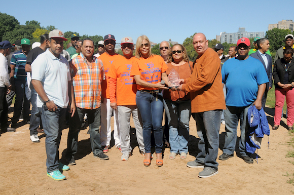 Comisi&oacute;n del CCDD y Milagros Vasquez reciben placa.