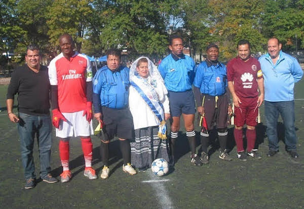 Desde la izquierda, Marvin "Ka, K&aacute;" Estrada, presidente; Allan Crown, capit&aacute;n del Municipal; Humberto "El Jarocho" Flores, r&eacute;feri; Betty "La Fea Pinz&oacute;n" S&aacute;nchez, tesorera de la Liga; Frank "Poyu" Mena, r&eacute;feri; Rogelio Rojas, capit&aacute;n del Torpedos y An&iacute;bal Ochoa, vicepresidente, minutos previos a la gran final en veteranos de la Liga de F&uacute;tbol Guatemala.