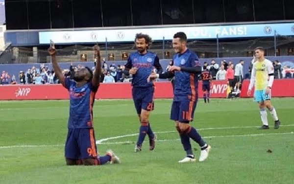 ) Momentos cuando el colombiano, Steven Mendoza (9) celebra su gol, con el cual abri&oacute; el camino de la victoria a su equipo el NYCFC. 