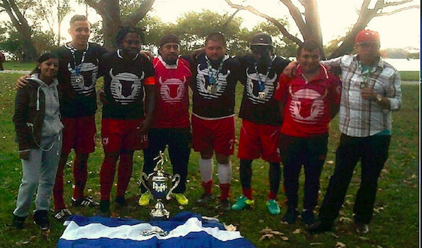 Nuevamente El Salvador presente en otra final de la Liga Mexicana de El Bronx, posando con la bandera salvadore&ntilde;a aparecen: Brisa Tapia, &Oacute;scar Carcamo, Dennis Cayetano, Noe "Palencia" Tapia, "El Chilango" &Aacute;ngel Hern&aacute;ndez, Edwin Tapia, entre otros. (Fotos: Buki Chap&iacute;n). 