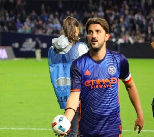Finalizado el compromiso, David Villa firm&oacute; un bal&oacute;n y se dispone a lanzarlo a las grader&iacute;as. 