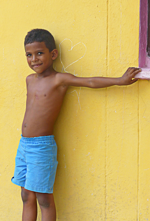 Un niÒo del Barrio Flor del Campo. La escolarizaciÛn es bajÌsima en esta zona de Cartagena de Indias.