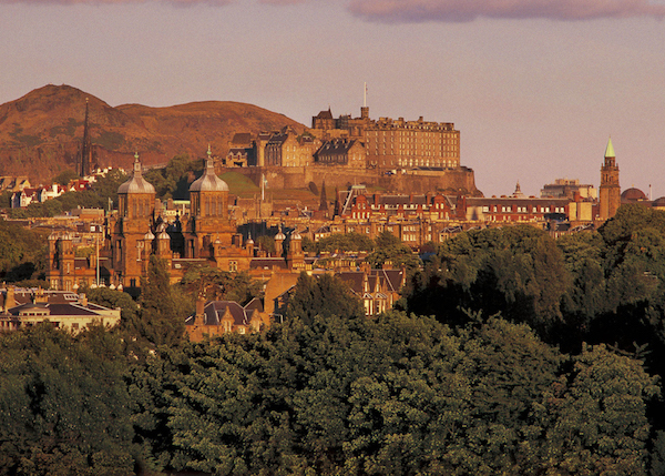 Un lugar mágico para celebrar la fiesta de Halloween es Edimburgo. En la imagen una vista de la ciudad con su impresionante castillo al fondo.