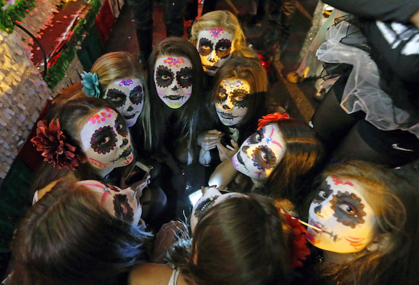 Un grupo de participantes en el desfile de Halloween en Greenwich Village, Nueva York.