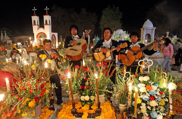 .- Mariachis interpretan sus instrumentosen un cementerio del municipio de Tlacotepec, estado de Puebla (México), durante la tradicional celebración de la fiesta de los fieles difuntos.