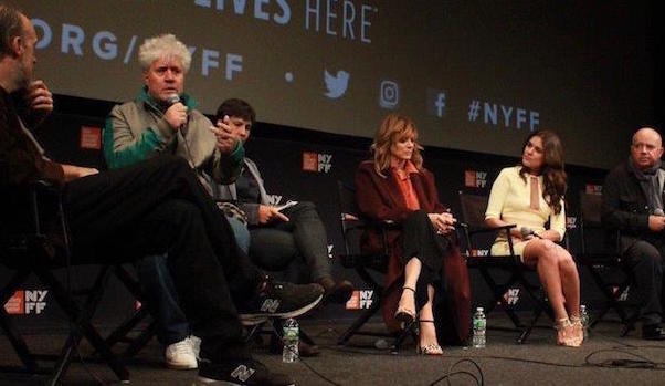 Almod&oacute;var en primer t&eacute;rmino junto a las actrices Emma Su&aacute;rez, Adriana Ugarte y su hermano Agust&iacute;n.