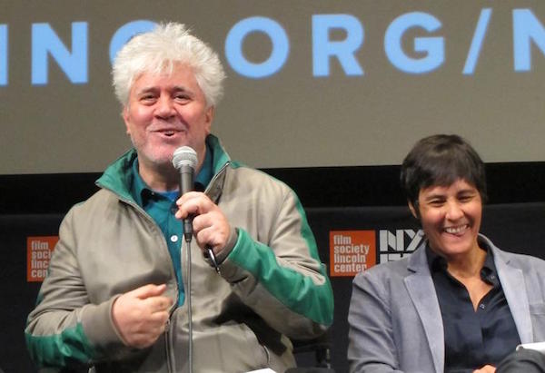 El director espa&ntilde;ol de cine, Pedro Almod&oacute;var (i), participa de la presentaci&oacute;n de su pel&iacute;cula "Julieta" en Nueva York.