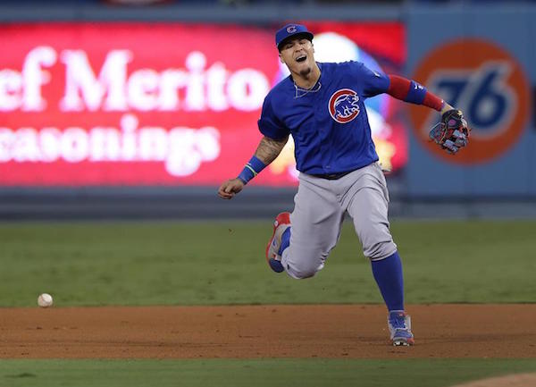 Javier Baez de Cachorros falla al intentar atrapar una bola ante Dodgers hoy, 18 de octubre de 2016, durante un juego de la Liga Nacional de la MLB en el estadio Dodger de Los &Aacute;ngeles.