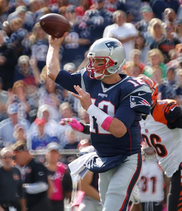el mariscal de campo Tom Brady ampli&oacute; la marcha invicta de los Patriots de Nueva Inglaterra 