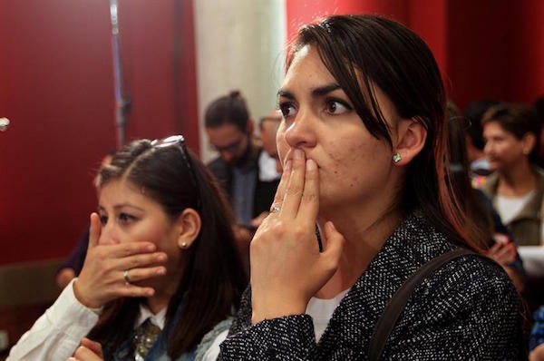  Dos mujeres escuchan los resultados del plebiscito hoy, domingo 2 de octubre de 2016, en Bogot&aacute; (Colombia).