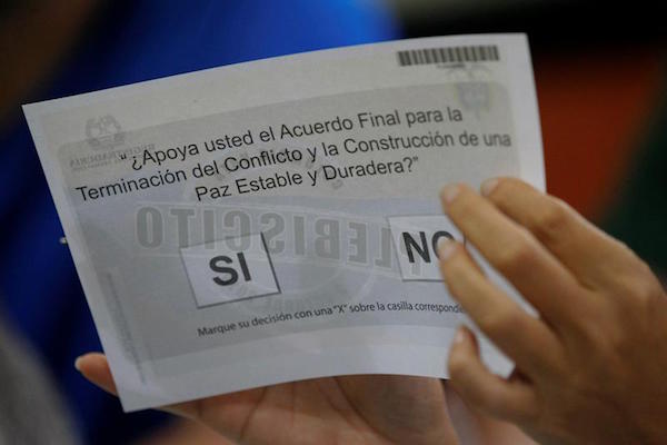  Una mujer recibe su papeleta de voto por el plebiscito hoy, domingo 2 de octubre de 2016, en la ciudad de Cali (Colombia). 