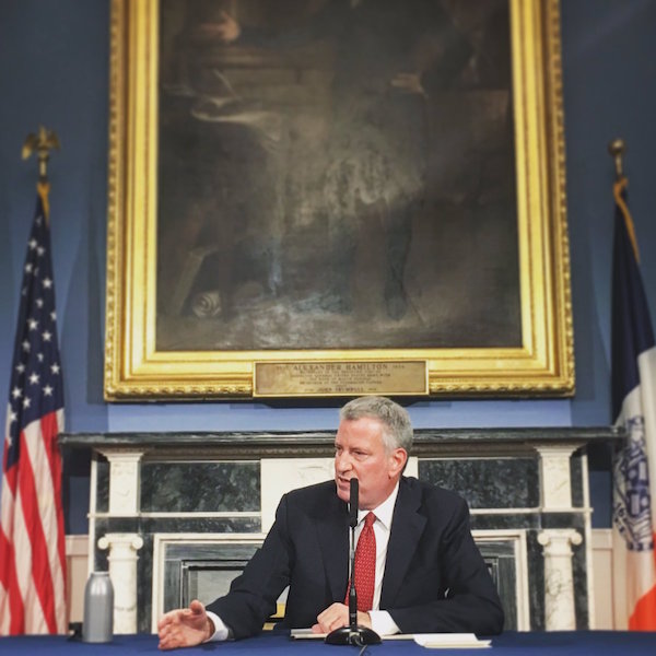 Fue algo "tr&aacute;gico e inaceptable", afirm&oacute; el alcalde de Nueva York, Bill de Blasio, en una rueda de prensa de cerca de una hora para dar explicaciones sobre el suceso. Foto Twitter Bill de Blasio.