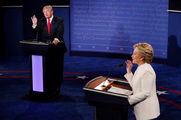 El candidato a la Presidencia de EEUU por el partido Republicano Donald Trump (i) durante el debate con su rival dem&oacute;crata Hillary Clinton (d) hoy, mi&eacute;rcoles 19 de octubre de 2016, en la Universidad de Nevada en Las Vegas 