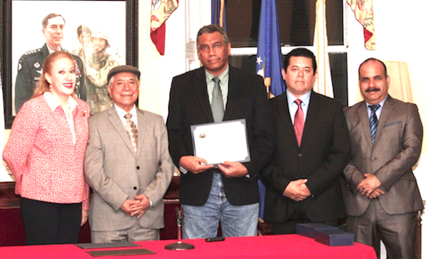 Durante la celebraci&oacute;n de sus diez a&ntilde;os de instaurado, el lente capt&oacute;, de Izq. a Der. Ximena Hidalgo-Ayala Fundadora del Comit&eacute; Galo Plaza; Jaime Andrade, Miembro Honorario y actual Presidente; el Dr. Anthony Stevens-Acevedo, Director Adjunto del Instituto de Estudios Dominicanos de CUNY en reemplazo de la Dra. Ramona Hern&aacute;ndez; el abogado ecuatoriano Diego Samaniego, Miembro Fundador del Comit&eacute; Galo Plaza y el artista Jer&oacute;nimo L&oacute;pez, Miembro Honorario del Comit&eacute;.
