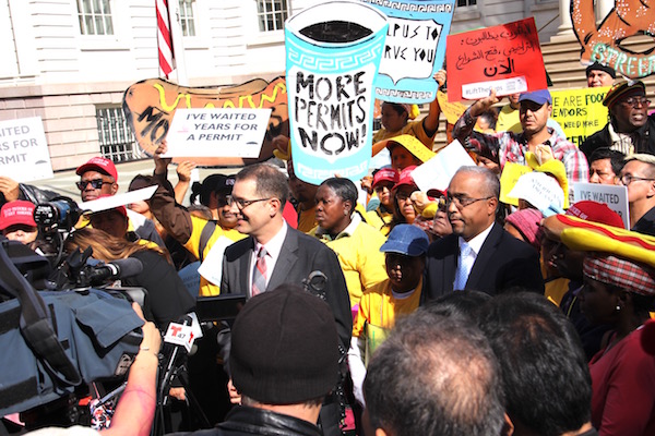 El jueves 13 de octubre en las escalinatas de la Alcald&iacute;a y Concejo Municipal de la Ciudad de Nueva York se realiz&oacute; una rueda de prensa y manifestaci&oacute;n, en la cual autoridades a nivel estatal y local escucharon a los vendedores ambulantes que se quejan de abusos de un mercado ilegal de permisos y exigen m&aacute;s licencias de parte de la ciudad. En el acto estuvieron el Concejal Mark Levine, representante de Washington Heights y el Senador Estatal Jos&eacute; Peralta, dem&oacute;crata que introdujo y promueve el cambio en las leyes desde hace dos a&ntilde;os.
