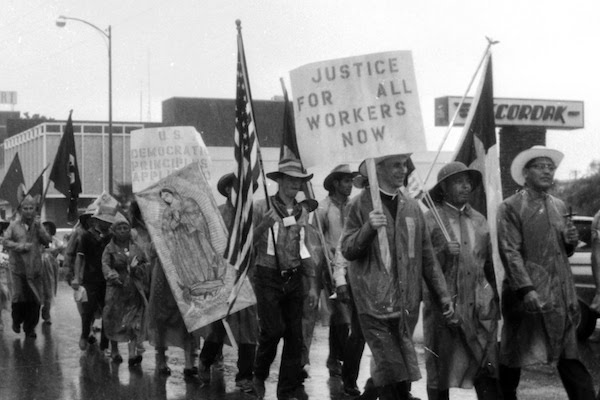 Los mexicanos en Texas fueron los primeros latinos en organizar protestas por sus derechos. En esta gráfica histórica portando pancartas en castellano y con la imagen de la Virgen de Guadalupe.