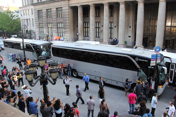 La tarde del lunes 17 de octubre, con m&uacute;sica de mariachi, frente a las escalinatas del Edificio Municipal del Condado de Brooklyn, en la calle Joralemon, se estacionaron los dos autobuses que transportaron a ochenta y siete padres y madres poblanos para que se encuentren con sus hijos inmigrantes, a quienes no abrazaban hace varios a&ntilde;os.