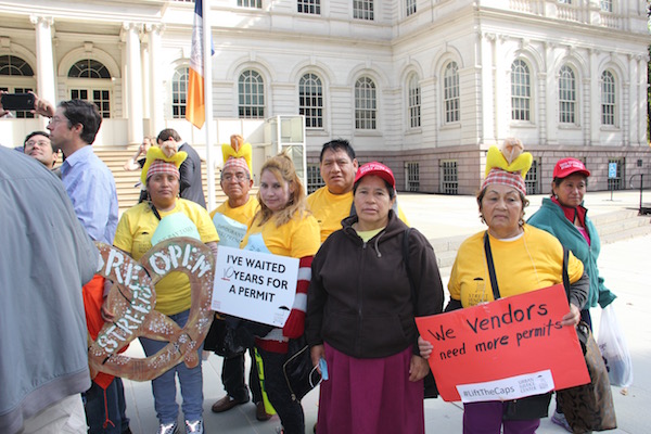 Entre los manifestantes varios vendedores ambulantes latinos, quienes con pancartas se unieron al pedido a las autoridades del Concejo de la Ciudad de Nueva York, solicitando cambios en las leyes que regulan las licencias para vendedores ambulantes expedidas por el Departamento de Asuntos del Consumidor de la ciudad.