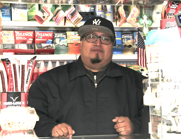 “Muchos clientes dejan de venir por la congestion vehicular, para no tener una multa por parqueo, no hay donde parquear, hay mucho tráfico.” -Mario Flores, empresario mexicano, propietario de la tienda Los Paisanos en Roosevelt Ave. donde vende productos latinoamericanos.