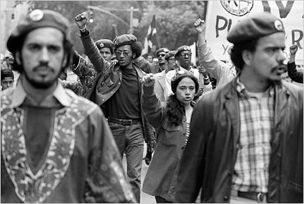 Los jóvenes puertorriqueños en Nueva York organizados como Young Lords, protestaban contra la discriminación y practicas que les negaban protecciones como ciudadanos estadounidenses en educación, salud, seguridad y representación. En la gráfica participando en el Desfile Puertorriqueño por la Quinta Avenida de Manhattan.