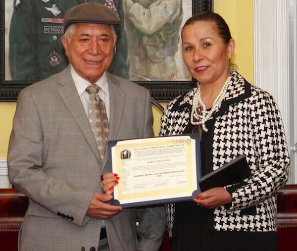 Isabel Sep&uacute;lveda, activista cultural y defensora de los derechos de los inmigrantes en Long Island. De origen chileno, es Co-fundadora y presidente de OLA (Organizaci&oacute;n Latinoamericana) que promueve el desarrollo social, econ&oacute;mico, cultural y educativo de la comunidad latina. Fundadora de Voz Latina, peri&oacute;dico mensual biling&uuml;e y de Ola Festival de Cine Latino en Long Island. Le entreg&oacute; el reconocimiento Jimmy Andrade, Miembro Honorario y actual Presidente del Comit&eacute; Galo Plaza.