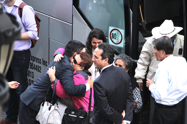 Con emocionados abrazos y llenos de gratitud, los 87 poblanos llegaron a Nueva York en donde fueron recibidos por su compatriota el Concejal Carlos Menchaca, empresarios miembros del Concejo Consultivo como Pedro Matar y funcionarios del Consulado General de M&eacute;xico en Nueva York.