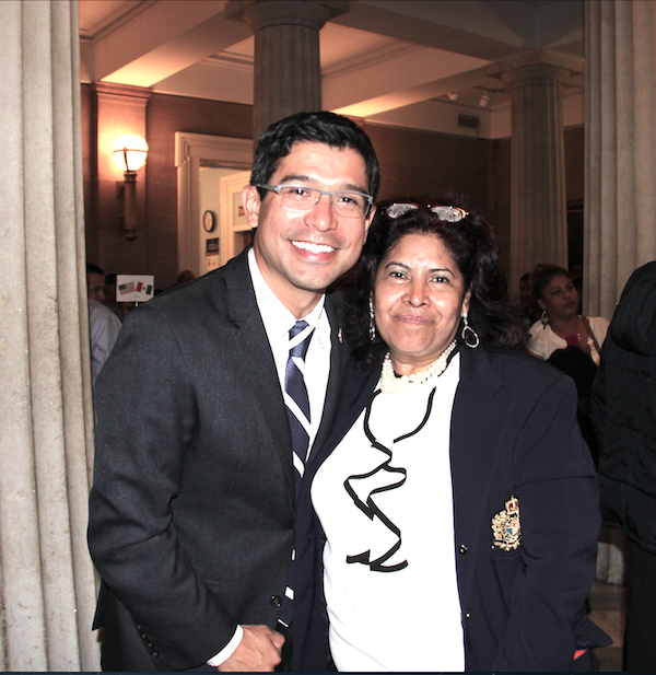Do&ntilde;a Norberta D&iacute;az, Presidente de la Organizaci&oacute;n Mujeres Poblanas y Miembro del Consejo Consultivo de Mi Casa es Puebla, apoy&oacute; a la organizaci&oacute;n y log&iacute;stica de la recepci&oacute;n, consiguiendo la autorizaci&oacute;n para utilizar la sede Municipal como lugar de encuentro entre los migrantes poblanos y sus padres. En la gr&aacute;fica junto al Concejal Carlos Menchaca. 