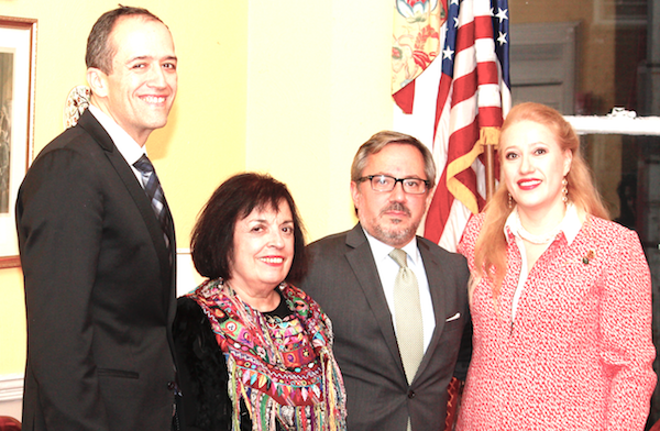 Los invitados de honor junto a la legendaria Zarela Mart&iacute;nez. Constan de Izq. a Der.: Carlos Gerardo Izzo, C&oacute;nsul de Prensa de M&eacute;xico en Nueva York; Zarela Mart&iacute;nez; Eduardo Almirantearena, C&oacute;nsul General Adjunto de Argentina en Nueva York y Ximena Hidalgo-Ayala, fundadora de la celebraci&oacute;n.