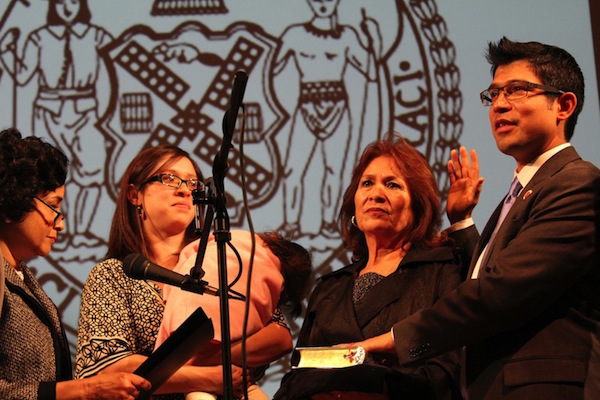 Carlos Menchaca (der), nacido en Texas, es el primer mexico-americano en ser electo para el Concejo de la Ciudad de Nueva York (2013). Abiertamente gay, representa al Distrito 38 que incluye un amplio sector del condado de Brooklyn.