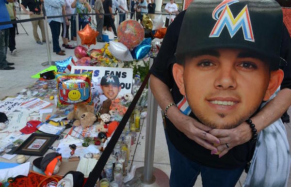 Seguidores del equipo los Marlins rinden tributo al fallecido jugador cubano de b&eacute;isbol Jos&eacute; Fern&aacute;ndez.
