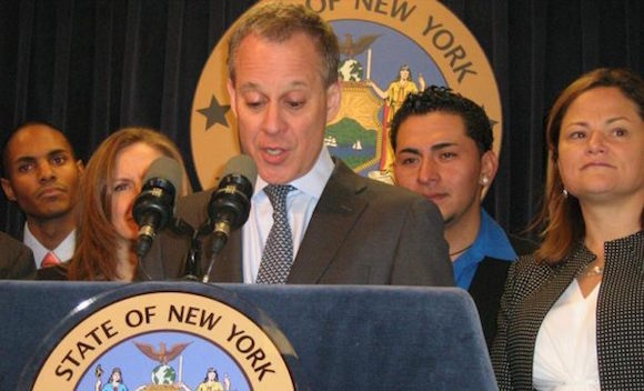 Las autoridades anunciaron hoy la detenci&oacute;n de hombre que durante a&ntilde;os se hizo pasar por abogado y que enga&ntilde;&oacute; a cientos de inmigrantes que buscaban asistencia legal en el condado neoyorquino de El Bronx. EFE/ARCHIVO