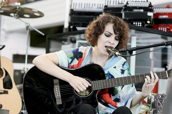 Llegó a Los Ángeles siendo apenas una adolescente y aún conserva Guatemala muy cerca de su corazón. La cantante Gaby Moreno, que presenta su nuevo disco "Illusion", subrayó en una charla con Efe su "identidad bilingüe" y destacó el valor de los migrantes que lo dejan todo en busca de un futuro. EFE/ARCHIVO