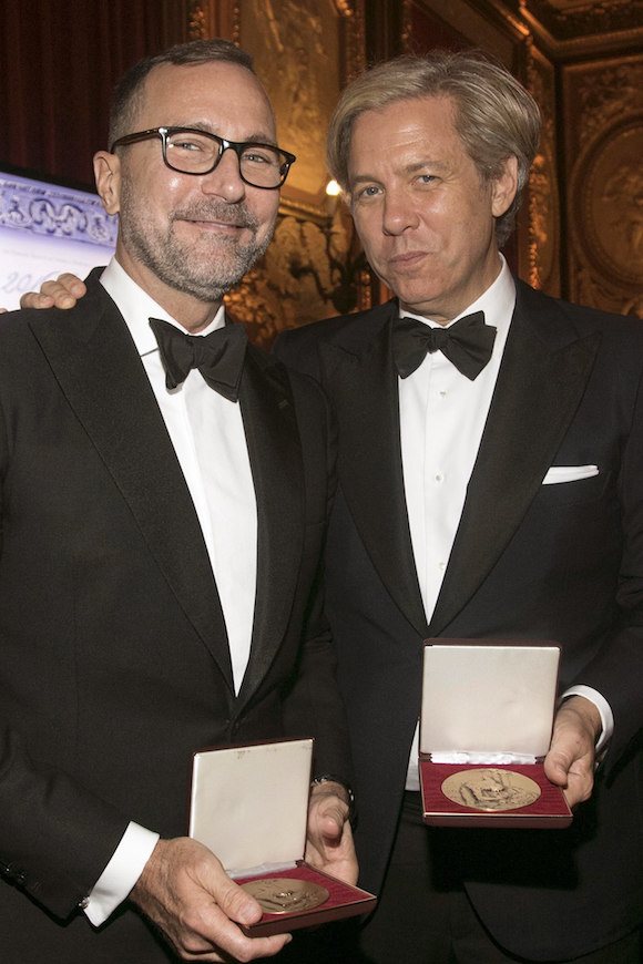 El embajador de EE.UU. en Espa&ntilde;a James Costos (i), y el dise&ntilde;ador Michael Smith (d), tras recibir la Medalla Sorolla por su contribuci&oacute;n al arte y a la cultura hispana, en un homenaje de la Hispanic Society de Am&eacute;rica. 