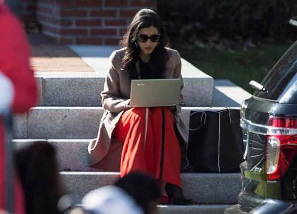 Con un afilado olfato pol&iacute;tico, leal y discreta, Huma Abedin ha acompa&ntilde;ado a Hillary Clinton a las puertas de la Casa Blanca, es su mano derecha y una misteriosa figura que vuelve a sufrir en silencio las estocadas del esc&aacute;ndalo, del que es protagonista su exmarido Anthony Weiner. 