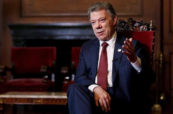 El presidente de Colombia, Juan Manuel Santos, premio Nobel de la Paz, durante una entrevista exclusiva con Efe en el Palacio de Nari&ntilde;o de Bogot&aacute; en la que, entre otras cosas, dijo que un nuevo acuerdo de paz con la guerrilla de las FARC puede estar concluido a fines de noviembre y no descarta convocar otro plebiscito para refrendarlo.