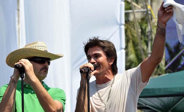 Figuras de la música latina, entre ellas Miguel Bosé, Carlos Vives, Juanes y Julieta Venegas, participarán en un concierto por la "diversidad y unidad" que se celebrará en la frontera entre EE.UU. y México el próximo 15 de octubre, anunciaron hoy los organizadores. En la imagen, Juanes (d) y Miguel Bosé (i). EFE/ARCHIVO