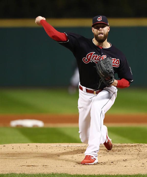 El lanzador de Indios Corey Kluber tira una bola hoy, martes 25 de octubre de 2016, durante el primer partido por la Serie Mundial de las Grandes Ligas entre Cachorros e Indios, en el Progressive Field de Cleveland, Ohio