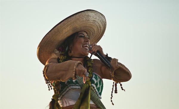 La cantante mexicana Lila Downs participa del concierto "Rise Up As One" hoy, sábado 15 de octubre de 2016, celebrado en la frontera entre México y Estados Unidos, para reivindicar la diversidad, unión, y respeto a las diferencias.