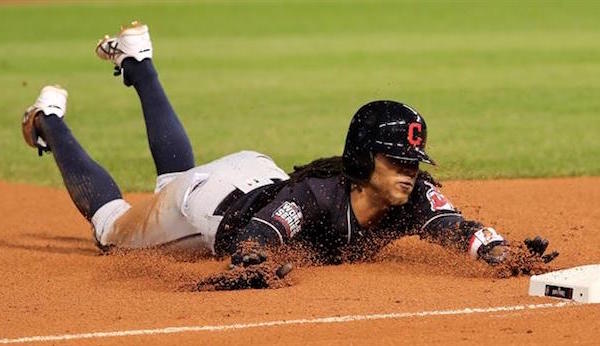 La única carrera del partido fue anotada por el corredor emergente dominicano Michael Martinez que aprovechó en la parte alta de la séptima entrada un sencillo impulsador del también emergente, el veterano bateador Coco Crisp contra el relevista intermedio Carl Edwards de los Cachorros cuando había dos "outs" en la pizarra.