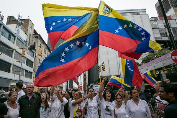 Lilian Tintori (5i) esposa del líder opositor preso Leopoldo López, acompañada de la dirigente opositora María Corina Machado (4d); la esposa del presidente del Parlamento venezolano, Henry Ramos Allup, Diana D'Agostino (4i); y Patricia Gutiérrez de Ceballos (3d), esposa del dirigente político Daniel Ceballos; participa en una manifestación hoy, jueves 13 de octubre de 2016, en Caracas (Venezuela).