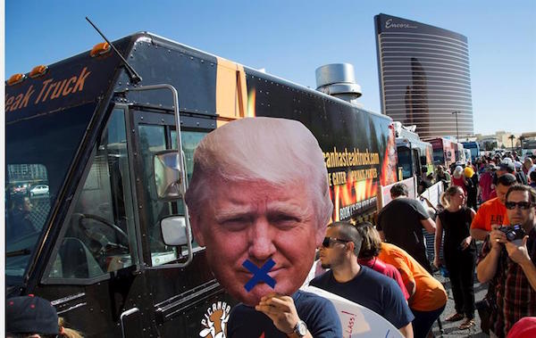 Manifestantes protestan contra el candidato presidencial republicano Donald Trump hoy, 19 de octubre de 2016, a las afueras del hotel Trump en Las Vegas, Nevada. 