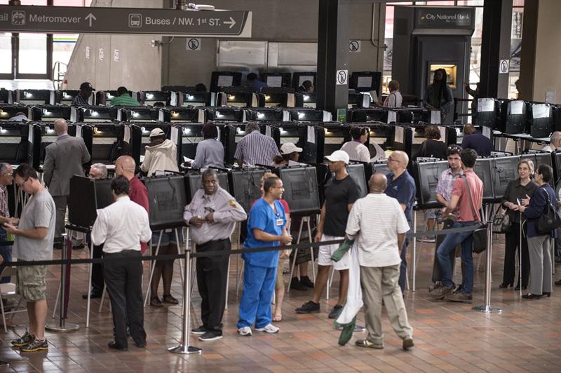 VEINTISIETE millones 300 mil latinos aptos para votar en la contienda electoral del ocho de noviembre podr&iacute;an hacer historia, si salen a votar masivamente.